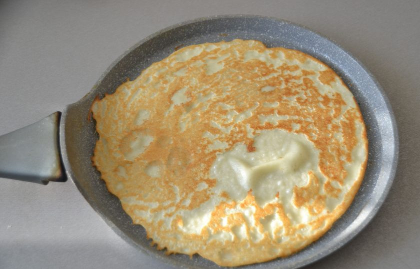 1. Этап. Сладкие начинки для блинов: Начинки готовы, можно жарить блины. Перед выпеканием первого блина прогрейте сковороду, смажьте растительным маслом, выпекайте блины с двух сторон.