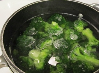 1. Этап. Брокколи с картошкой: Брокколи отварить в подсоленном кипятке 2-3 минуты (если соцветия крупные - минут 5-6).