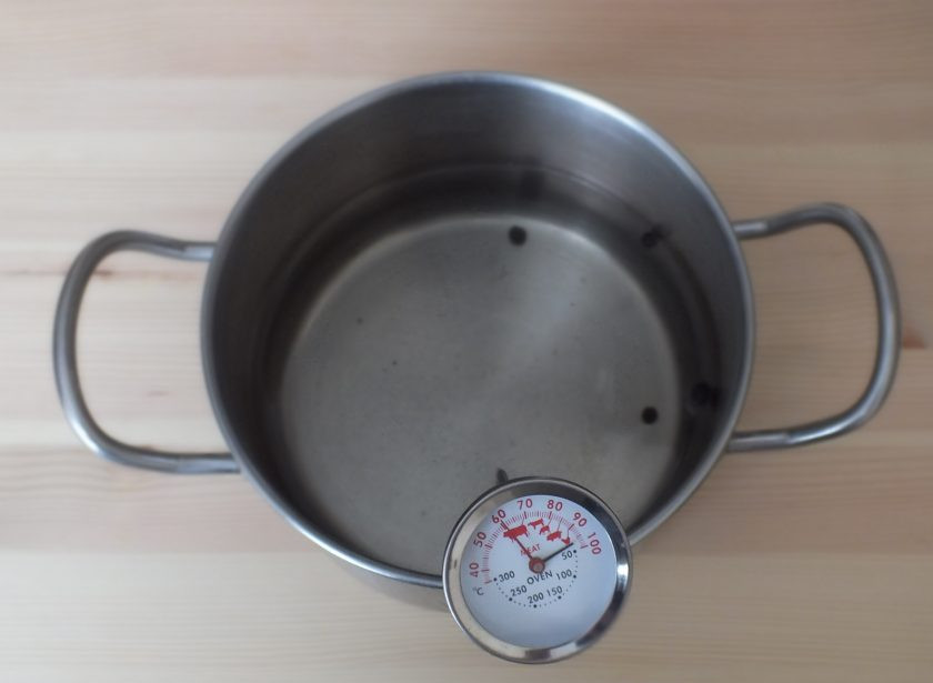 1. Этап. Помидоры резаные на зиму: Воду смешайте с солью, сахаром и перцем. Вскипятите и охладите до 60 градусов. Параллельно нагревайте большую кастрюлю с водой, на дно которой постелите тканевую салфетку.