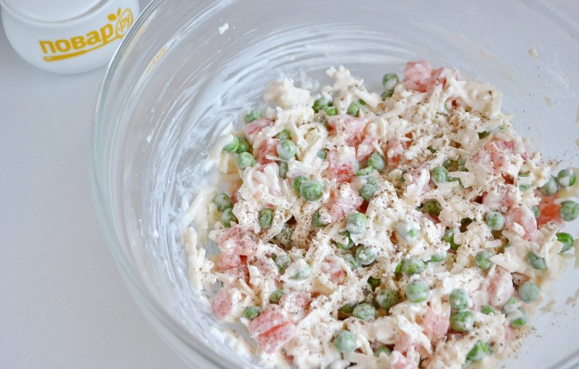 1. Этап. Булочки с брынзой и зеленым горошком: 5. Добавьте соль, сахар, перец черный молотый. Перемешайте.