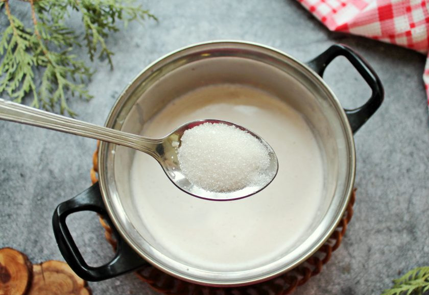 1. Этап. Миндальная гранита: Миндальное молочко доведите до кипения на среднем огне. Всыпьте в кастрюлю сахар, варите до растворения сахара и снимите с огня. Дайте жидкости полностью остыть.