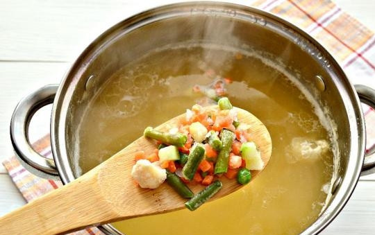 1. Этап. Гороховый суп с курицей: 7. В конце добавьте овощи.