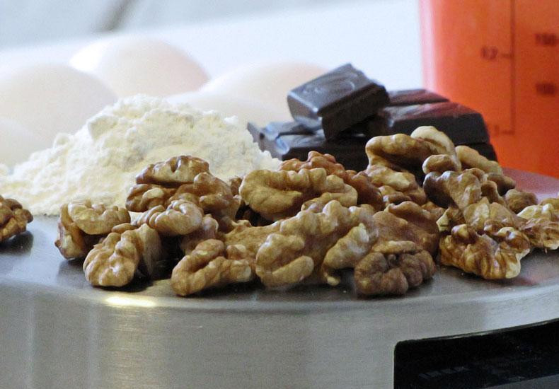 1. Этап. Итальянский ореховый торт: Орехи для начала нужно подсушить в течение 10-ти минут в духовке или поджарить на сковородке.