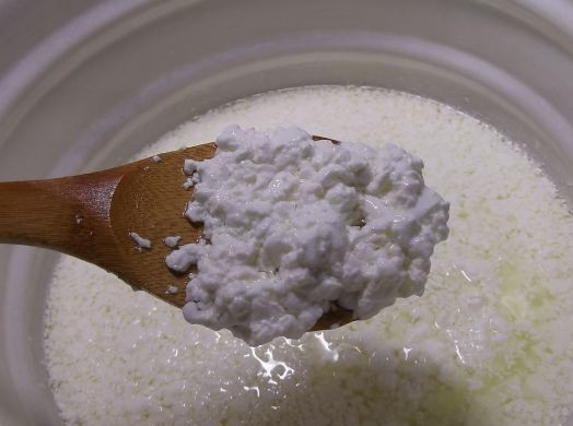 1. Этап. Творожный сыр в домашних условиях: За это время молоко должно как-бы прокиснуть и свернуться. Получившийся сгусток нарезаем на кубики и оставляем в покое минут на 10-15. Затем ставим на маленький огонь и начинаем нагревать, аккуратно помешивая, до температуры 50-55 градусов. У нас должны получится довольно мелкие творожные зерна.