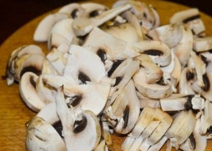 1. Этап. Cалат из куриного филе с шампиньонами: Грибы нарезаем тонкими пластинками и обжариваем в течение 10 минут на небольшом количестве растительного масла.