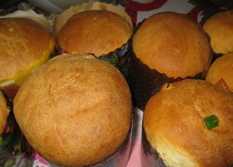 1. Этап. Пасхальный кулич простой: Затем отправляем противень в разогретую до 180 градусов духовку. Выпекаем куличи около 40 минут. Но обязательно следите за ними: маленькие будут готовы уже через минут 25.