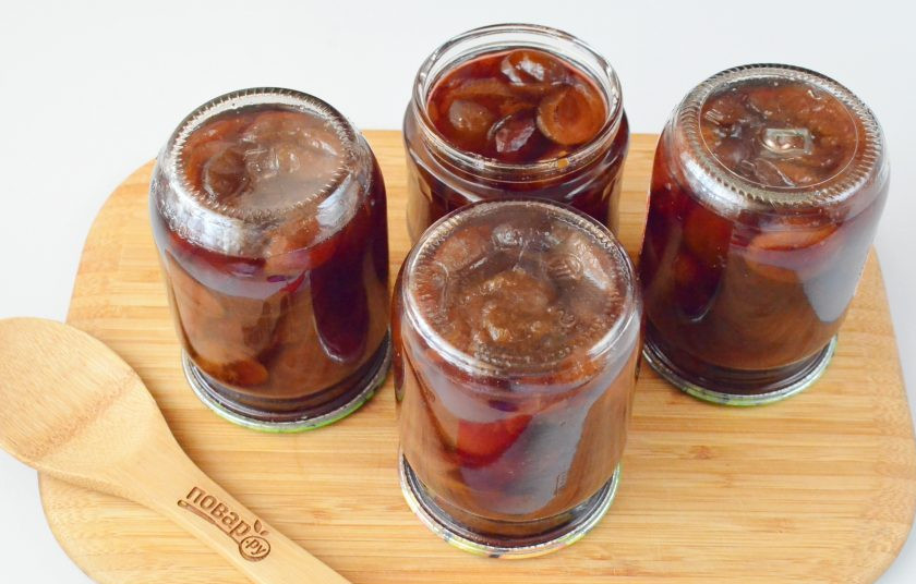 1. Этап. Варенье из сливы без косточек: Закатайте банки стерильными крышками, переверните вверх дном и оставьте остывать. После можно убрать в кладовку или погребок для длительного хранения.