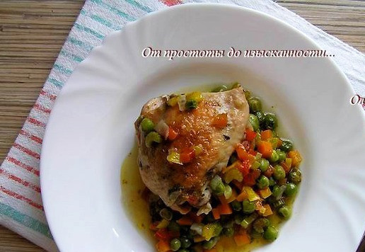 1. Этап. Курица в соусе из зеленого горошка: Разложите блюдо по тарелкам.