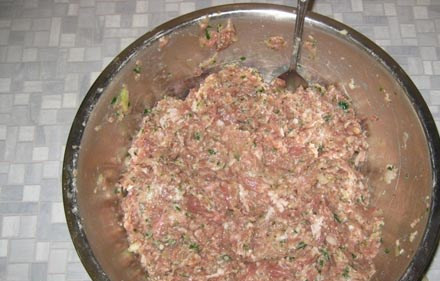 1. Этап. Фарш для пельменей: Берем 70 миллилитров мясного бульона (если нет бульона - можно заменить обычной водой), вливаем его в фарш и еще разок тщательно перемешиваем.