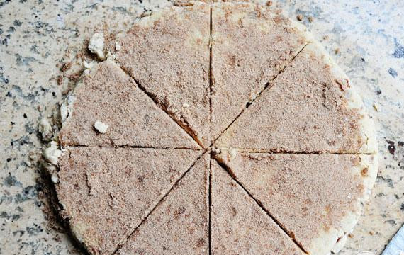 1. Этап. Коричное печенье: 6. Разрезать тесто на ломтики (если тесто круглой формы) или на треугольники (если тесто прямоугольной формы). Выложить тесто на противень и запекать в течение 20-25 минут. Дать полностью остыть. Подавать с кофе.