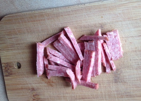 1. Этап. Пекинский салат: Колбасу или ветчину тоже нарежем соломкой. Можно её слегка обжарить.