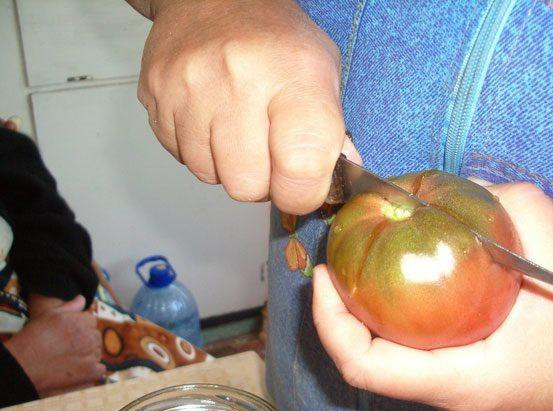 1. Этап. Консервированные огурцы: Порезать помидоры и добавить по паре штучек в банки к огурчикам.