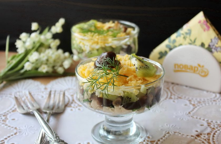 1. Этап. Салат с курицей, киви и грибами: Салат с курицей, киви и грибами готов. Подавайте на закуску.