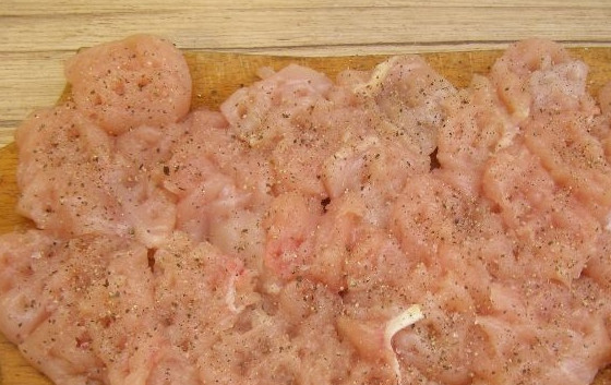 1. Этап. Куриная грудка с шампиньонами и сливками: 1. Порежьте курицу на небольшие куски. Отбейте каждый кусочек. Поперчите и посолите.