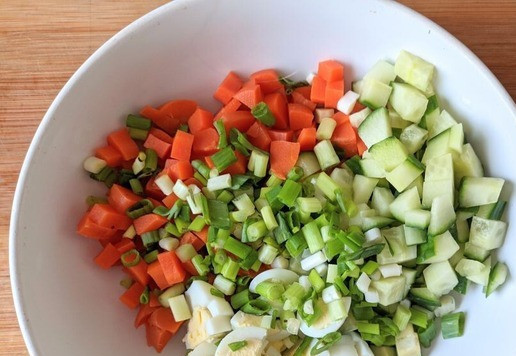 1. Этап. Салат из тунца с заправкой Оливера: Морковь чистим, режем кубиками. Огурец также режем кубиками. Чистим перепелиные яйца, несколько оставляем для украшения, режем кубиками. Зелёный лук режем колечками.