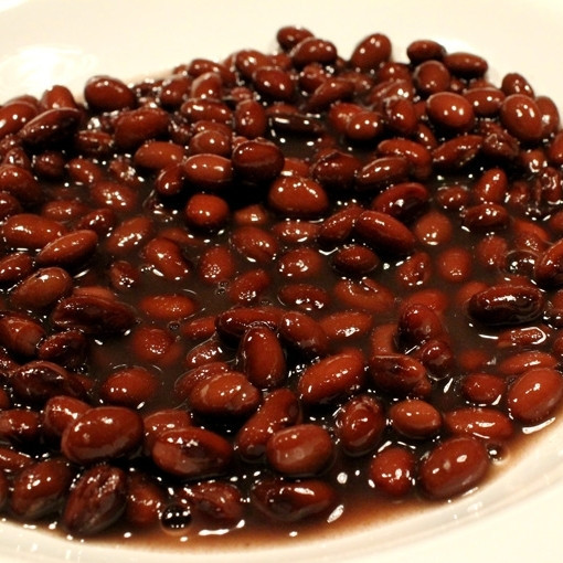 1. Этап. Куриное филе с фасолью: Тем временем займемся фасолью. Фасоль у нас уже консервированная, то есть готовить ее уже не нужно - только разогреть. Я, дабы не пачкать лишнюю посуду, делаю так: кладу нужное количество фасоли в порционную тарелку и просто ставлю на минуту-полторы в микроволновку, чтобы фасоль стала теплой. Можно, конечно, разогреть фасоль и на сковороде, но в микроволновке - проще и быстрее.