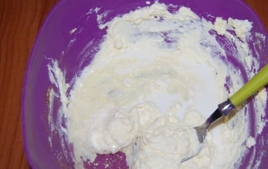 1. Этап. Закуска Пасхальные яйца: 2. Добавьте растительное масло и молоко, перемешайте.