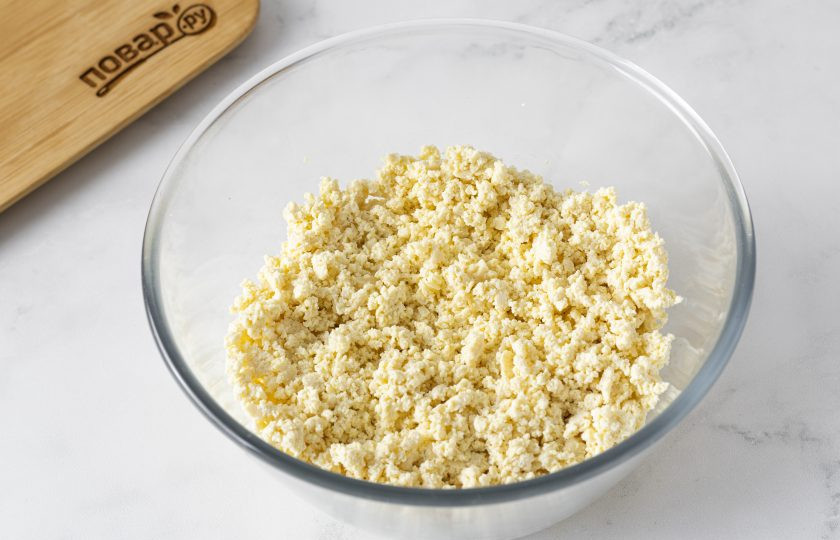 1. Этап. Сырники из тофу: Тофу промокните бумажными салфетками от лишней жидкости. Натрите на мелкой терке или раскрошите вилкой до консистенции творога, чтобы не оставалось крупных частиц.