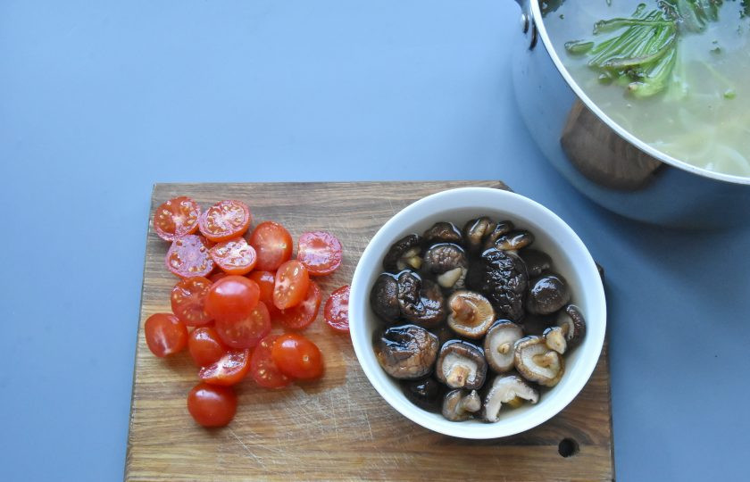 1. Этап. Суп Том ям с мидиями: Заранее залейте сушеные грибы шиитаке водой, чтобы они впитали влагу. Вместо шиитаке можно использовать свежие шампиньоны или вешенки. Черри разрежьте пополам.