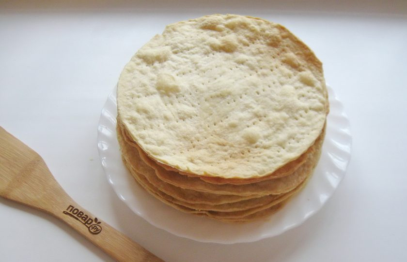 1. Этап. Рубленый торт: Получилось восемь коржей. Один пошел на посыпку торта.