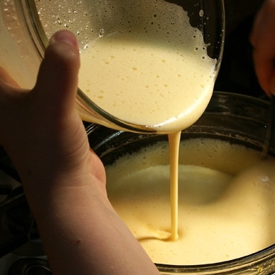 1. Этап. Лимонный керд: Как только масло растопится, добавляем в кастрюлю, не снимая ее с водяной бани, взбитые яйца.