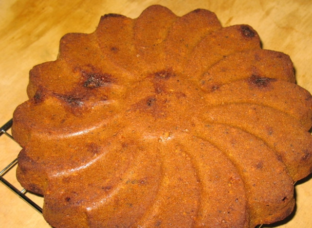 1. Этап. Коврижка из тыквы: Запекайте в разогретой до 180-190 С духовке примерно 50 минут до румяной корочки. Не забудьте проверить зубочисткой на готовность.