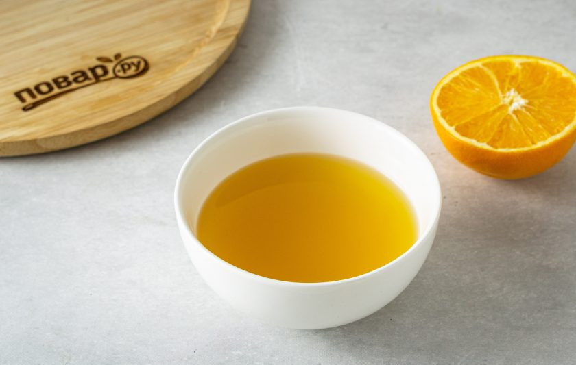 1. Этап. Смузи из сельдерея, яблока и апельсина: Апельсин помойте, выдавите сок. Для смузи потребуется 160-180 мл.