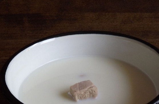 1. Этап. Тесто дрожжевое несладкое: Прогрейте молоко (не доводите его до кипения), растворите в нем дрожжи.