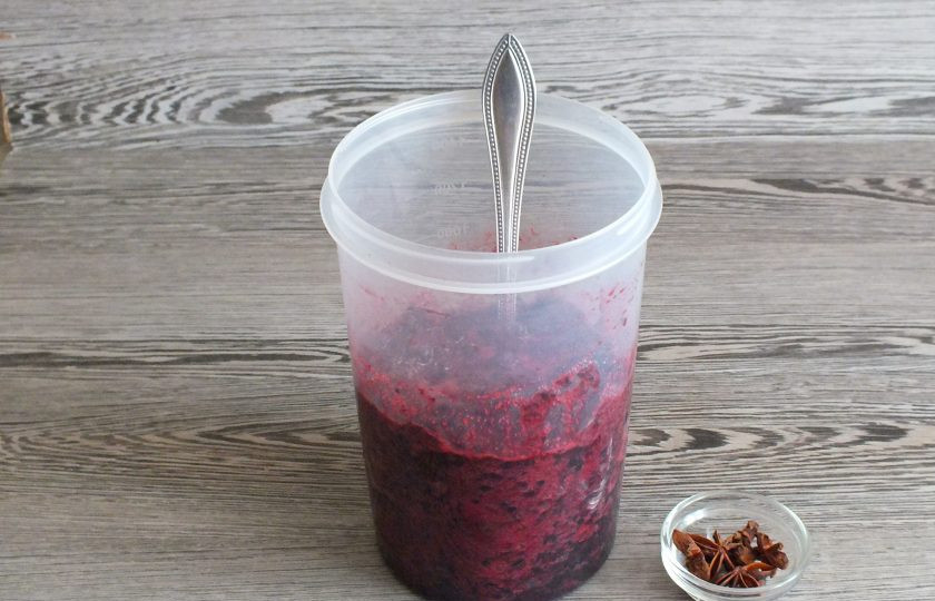 1. Этап. Ликёр из черноплодной рябины: Выложите ягоды в просторную тару, добавьте сахар, бадьян. Перемешайте.