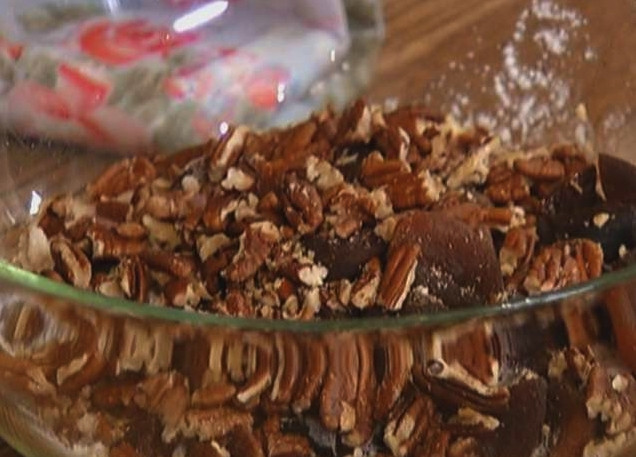 1. Этап. Тесто для коврижки: Курагу нарежьте некрупными кусочками и вместе с изюмом залейте её кипятком. Это нужно, чтобы сухофрукты размягчились. Тем временем нарежьте орехи острым ножом. Можно брать любые орехи на ваш вкус. Когда сухофрукты станут мягкими, смешайте их с орехами.