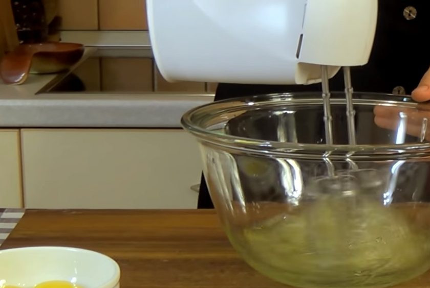 1. Этап. Брошенный бисквит: 1. Сахар смешайте с ванильным сахаром. Просеянную муку смешайте с просеянным какао-порошком и еще раз просейте. Яйца разделите на белки и желтки.