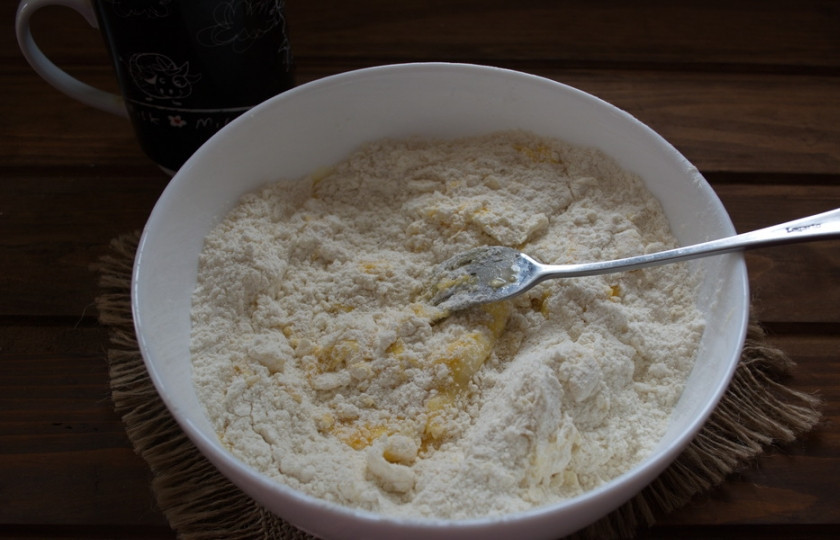 1. Этап. Печенье на сметане с кунжутом: К полученной массе добавьте 1 яйцо.