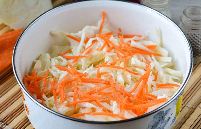 1. Этап. Квашеная капуста с калиной: Смешайте морковку с нашинкованной капустой.