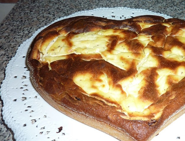 1. Этап. Запеканка творожно-морковная: Поставьте запеканку в духовку. Ее следует предварительно разогреть до двухсот градусов. Запекайте блюдо около получаса. Следите, чтобы оно не подгорело. Готовую запеканку остудите и подавайте к столу.