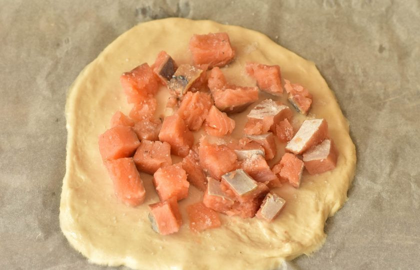 1. Этап. Дрожжевой пирог с красной рыбой: Выложите кусочки рыбы, посолите ее немного.