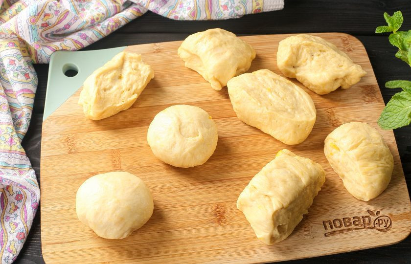 1. Этап. Пышки из тыквы: Из каждого кусочка теста сформируйте шарики.
