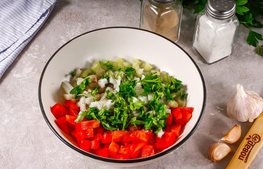 1. Этап. Мидии по-испански: Промойте и измельчите петрушку или укроп, добавьте в овощные нарезки вместе с растительным маслом, лучше — оливковым холодного отжима, и аккуратно перемешайте.