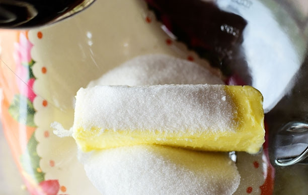 1. Этап. Клубничные мини-маффины: 1. Взбейте 100 грамм размягченного масла с сахаром с помощью миксера.