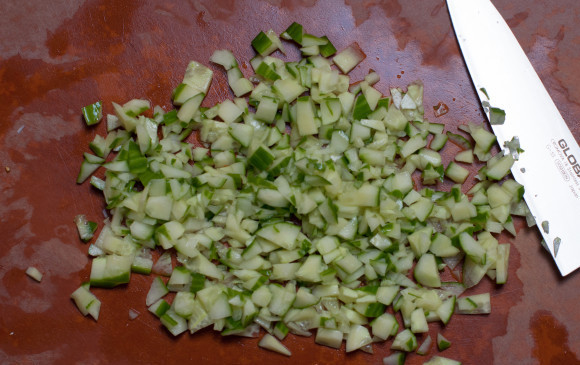 1. Этап. Салат из кускуса с овощами: Огурец порежьте кусочками.