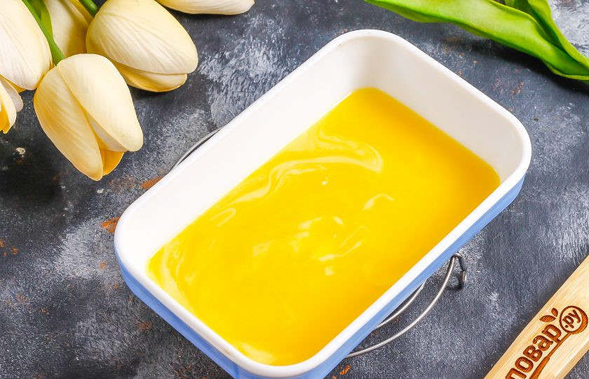 1. Этап. Капкейки с кремом Пломбир: Растопите сливочное масло для теста, поместив емкость с ним в микроволновку или на водяную баню.