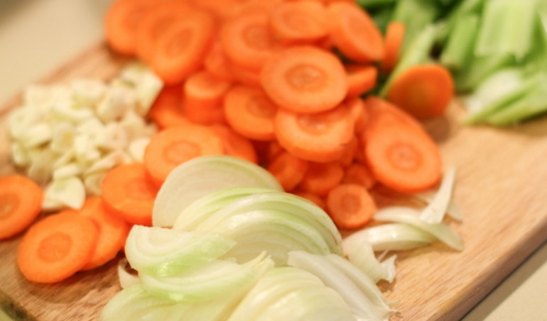 1. Этап. Спагетти со свининой: Овощи промываем, очищаем и произвольно нарезаем.