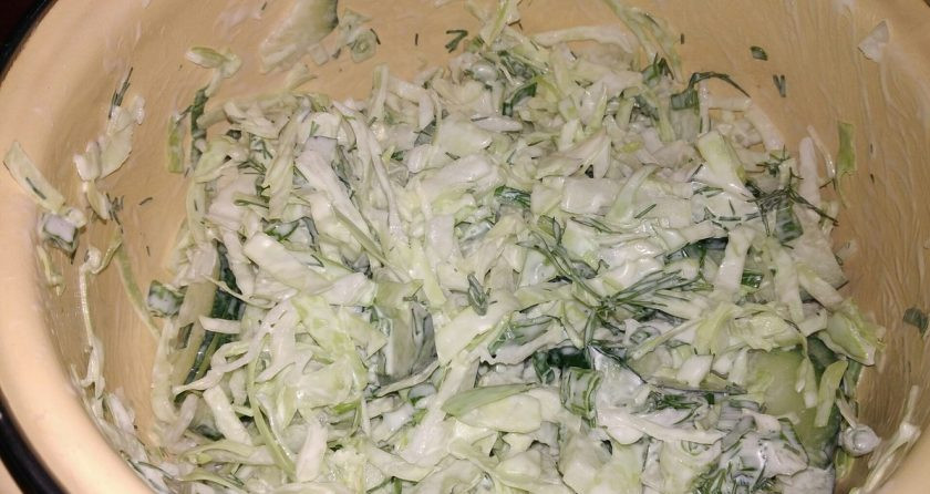 1. Этап. Салат из молодой капусты с огурцом и зеленью: 6. Добавьте майонез и снова аккуратно перемешайте. Салат готов!