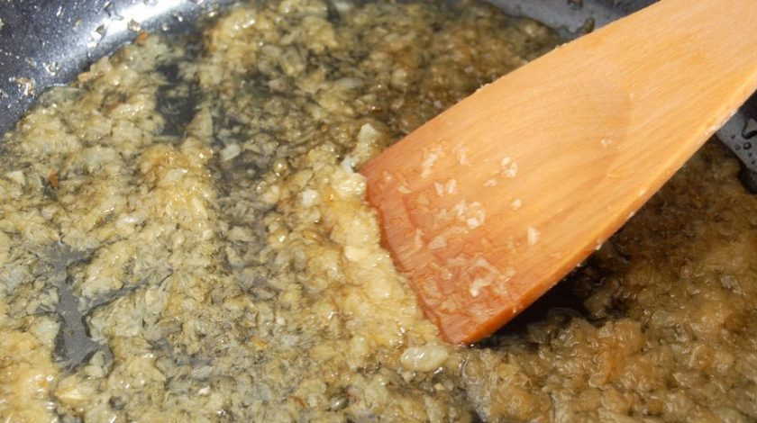 1. Этап. Сациви с курицей по-грузински: Займитесь соусом. На разогретом масле в сковороде потушите измельчённый лук, постоянно его помешивая.