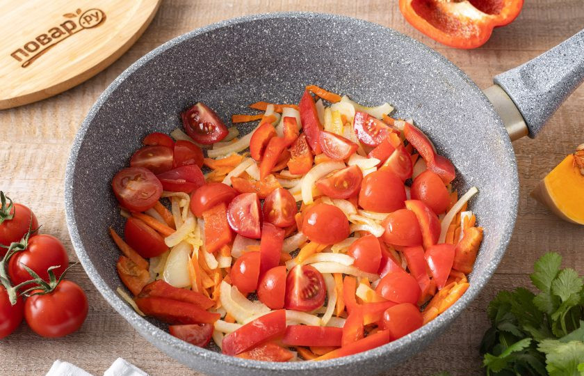 1. Этап. Овощное рагу по-домашнему: Добавьте помидоры и болгарский перец, готовьте все вместе еще 5 минут на умеренном огне.