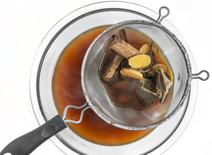 1. Этап. Чай с молоком и специями: 3. Спустя необходимое время процедите чай через сито, чтобы избавиться от всех специй.