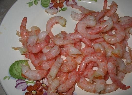 1. Этап. Салат с грушей и креветками: Креветки очистить.
