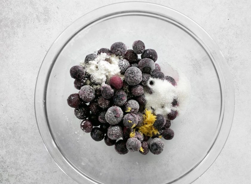 1. Этап. Галета с черникой и сливочным сыром: 4. Смешайте замороженную чернику, 1 столовую ложку сахара, крахмал, 0,5 чайной ложки цедры, 1 столовую ложку лимонного сока.