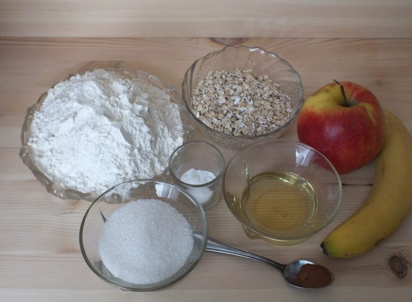 1. Этап. Печенье из яблок и бананов: Подготовьте необходимые ингредиенты.
