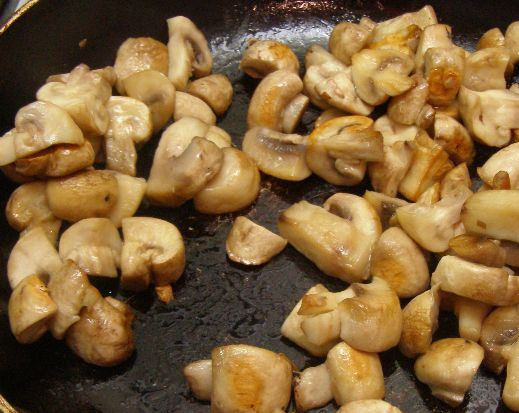 1. Этап. Фрикадельки грибные: Грибы обжариваем в растительном масле, на среднем огне 15 минут.