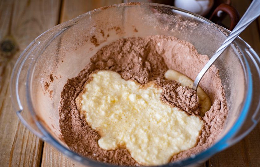 1. Этап. Шоколадное треснутое печенье: Добавьте яично-масляную смесь к сухим ингредиентам.